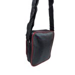 Unisex oldaltáska, elején három zsebbel. 