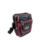 Unisex oldaltáska, elején három zsebbel. 