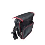 Unisex oldaltáska, elején három zsebbel. 