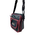 Unisex oldaltáska, elején három zsebbel. 