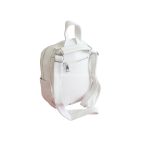 Fehér kisméretű hátitáska, sok cipzáros zsebbel.