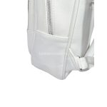 Fehér kisméretű hátitáska, sok cipzáros zsebbel.