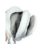 Fehér kisméretű hátitáska, sok cipzáros zsebbel.