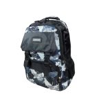 Fiú színes terepmintás hátizsák elején zsebbel.