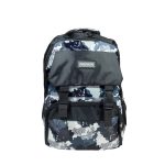 Fiú színes terepmintás hátizsák elején zsebbel.