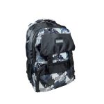 Fiú színes terepmintás hátizsák elején zsebbel.