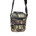 Férfi terepmintás oldaltáska kézi fogóval.