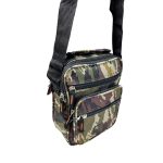 Férfi terepmintás oldaltáska kézi fogóval.