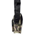 Férfi terepmintás oldaltáska kézi fogóval.