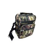 Férfi terepmintás oldaltáska kézi fogóval.