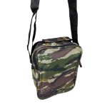 Férfi terepmintás oldaltáska kézi fogóval.