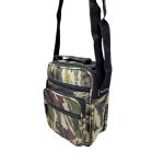 Férfi terepmintás oldaltáska kézi fogóval.