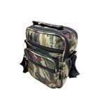 Férfi terepmintás oldaltáska kézi fogóval.