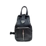 Divatos női hátizsák csatos díszítéssel.