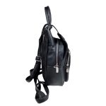 Divatos női hátizsák csatos díszítéssel.