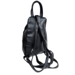 Divatos női hátizsák csatos díszítéssel.