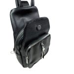 Divatos női hátizsák csatos díszítéssel.