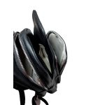 Divatos női hátizsák csatos díszítéssel.