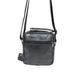 Műbőr férfi oldaltáska, 5 cipzáras zsebbel.