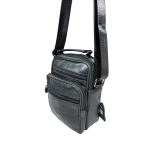 Műbőr férfi oldaltáska, 5 cipzáras zsebbel.