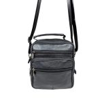 Műbőr férfi oldaltáska, 5 cipzáras zsebbel.