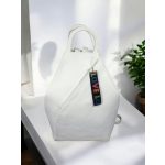 Fehér színű hátizsák és válltáska egyben, elején rejtett zsebbel.