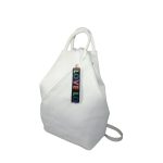 Fehér színű hátizsák és válltáska egyben, elején rejtett zsebbel.