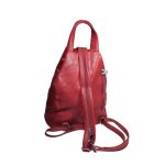 Piros női hátizsák és válltáska elején kettő zsebbel.