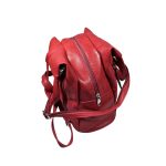 Piros női hátizsák és válltáska elején kettő zsebbel.