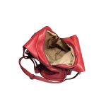 Piros női hátizsák és válltáska elején kettő zsebbel.