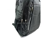 Fekete férfi hátizsák három cipzáras zsebbel.