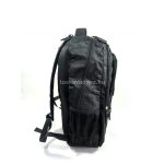 Fekete férfi hátizsák három cipzáras zsebbel.