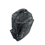 Fekete férfi hátizsák három cipzáras zsebbel.