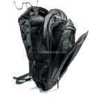 Fekete férfi hátizsák három cipzáras zsebbel.