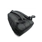 Fekete férfi hátizsák három cipzáras zsebbel.