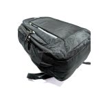 Fekete férfi hátizsák három cipzáras zsebbel.