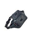 Férfi övtáska tépőzáras zsebbel az elején.