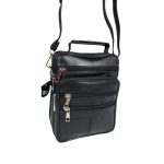 Műbőr sokzsebes férfi oldaltáska kézi fogóval.