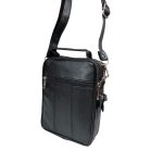 Műbőr sokzsebes férfi oldaltáska kézi fogóval.