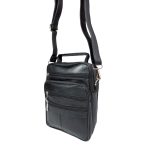 Műbőr sokzsebes férfi oldaltáska kézi fogóval.