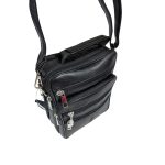 Műbőr sokzsebes férfi oldaltáska kézi fogóval.