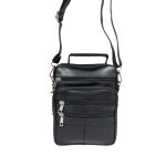 Műbőr sokzsebes férfi oldaltáska kézi fogóval.