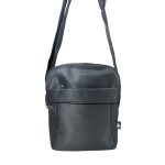 Bélelt férfi közepes méretű oldaltáska, elején zsebbel.