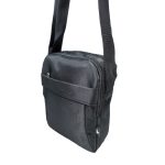 Bélelt férfi közepes méretű oldaltáska, elején zsebbel.