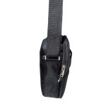 Bélelt férfi közepes méretű oldaltáska, elején zsebbel.