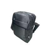 Bélelt férfi közepes méretű oldaltáska, elején zsebbel.