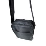 Bélelt férfi közepes méretű oldaltáska, elején zsebbel.