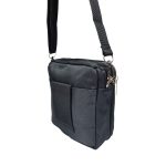 Kicsi férfi táska kettő cipzáras rekesszel.