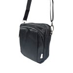 Kicsi férfi táska kettő cipzáras rekesszel.