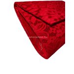 Piros alkalmi táska, csipke mintával.